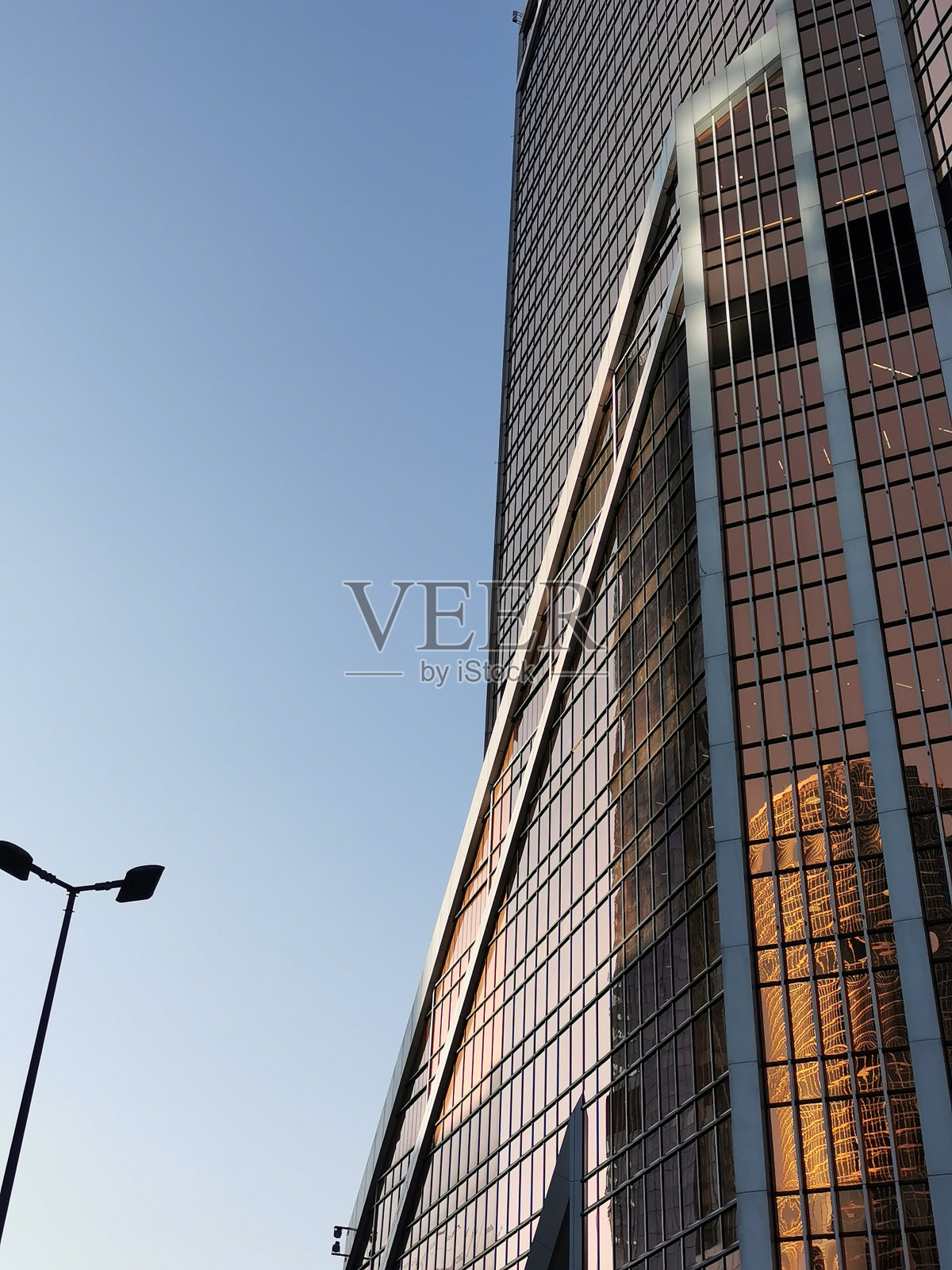 水星城市塔，莫斯科国际商务中心的观点9月。晚上的城市。垂直图照片摄影图片