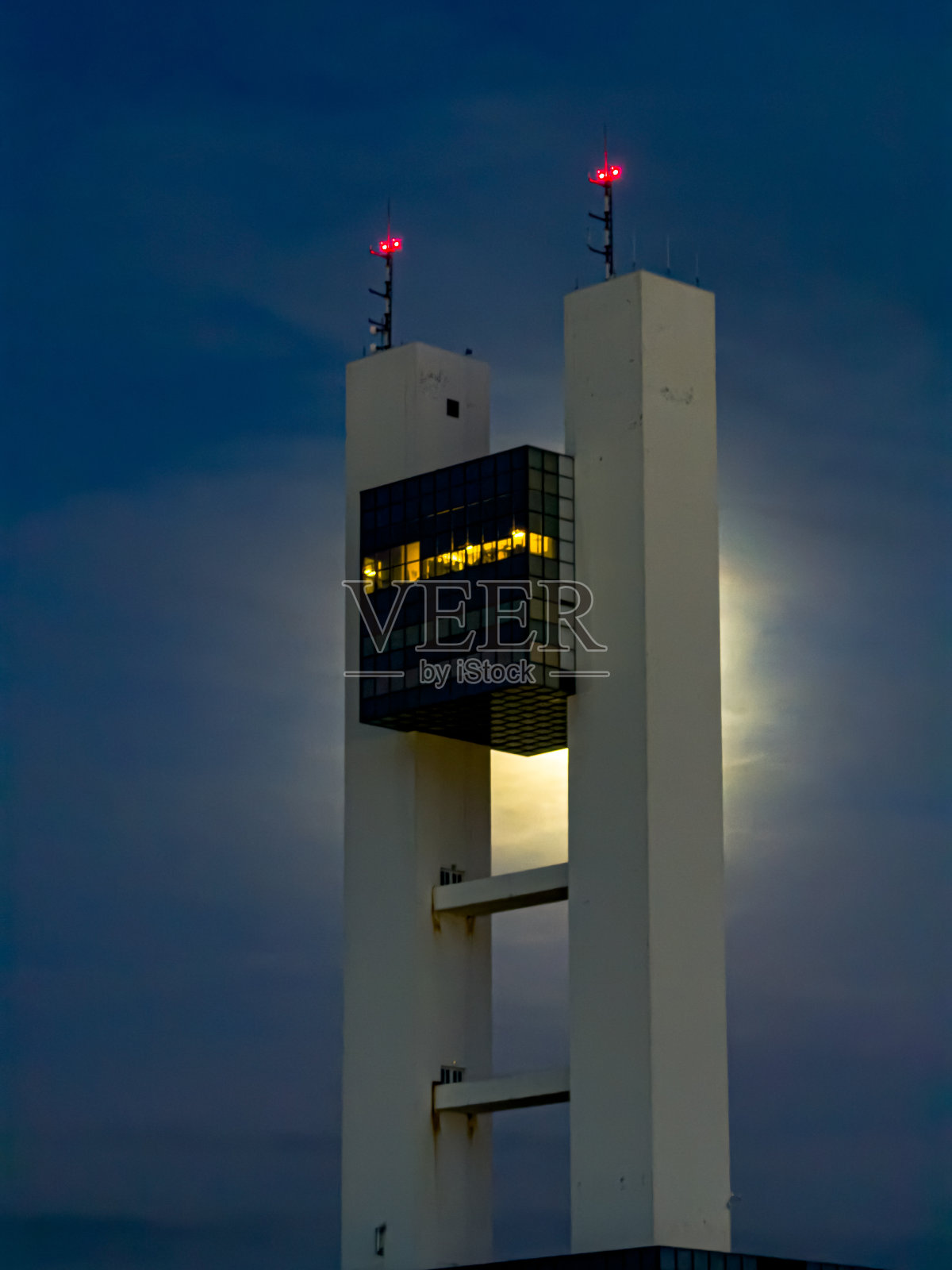 夜间灯塔:现代塔对夜空照片摄影图片