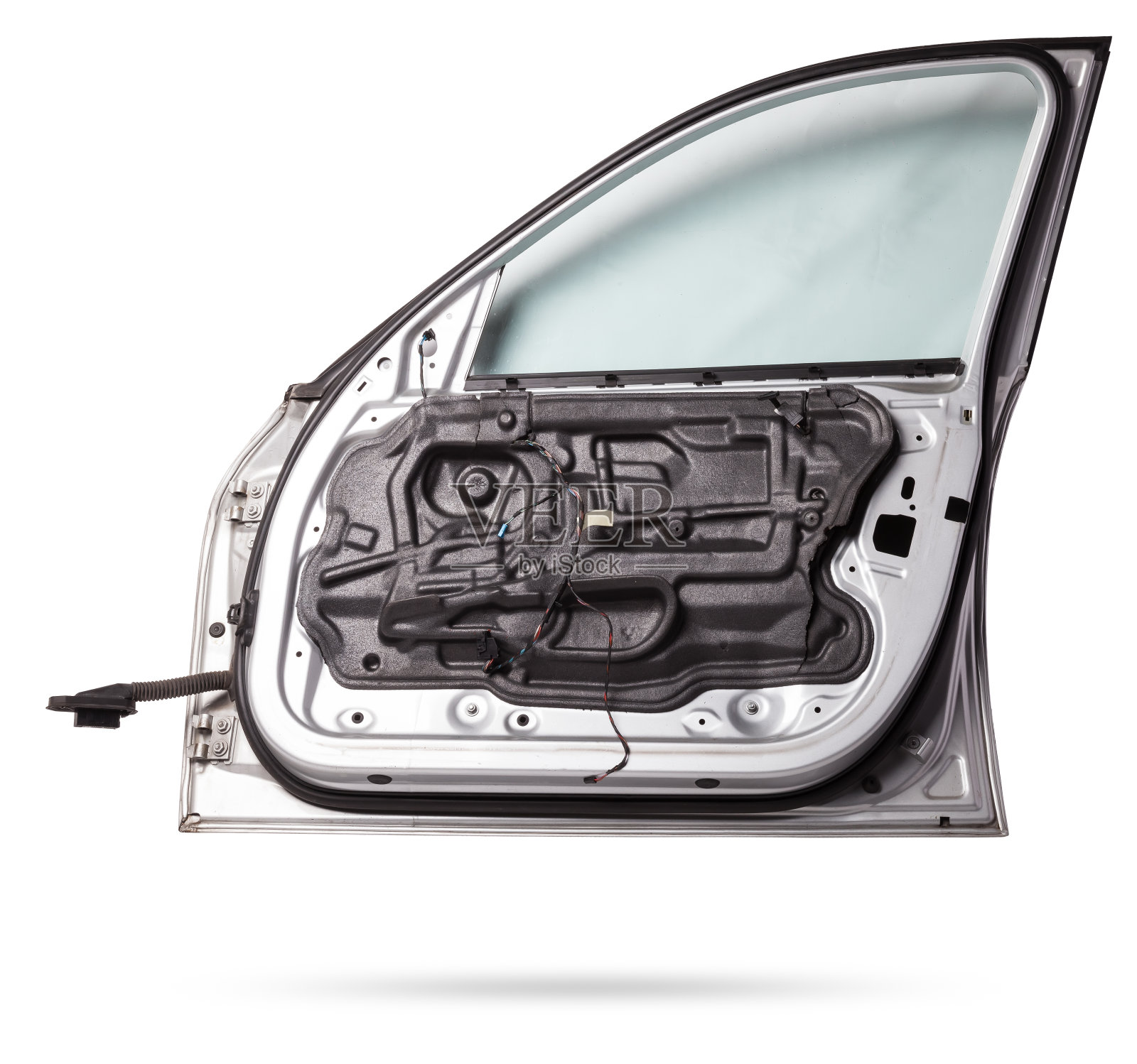 汽车的前门在一个孤立的白色背景上是银色的。在维修车间维修车辆的车身。照片摄影图片