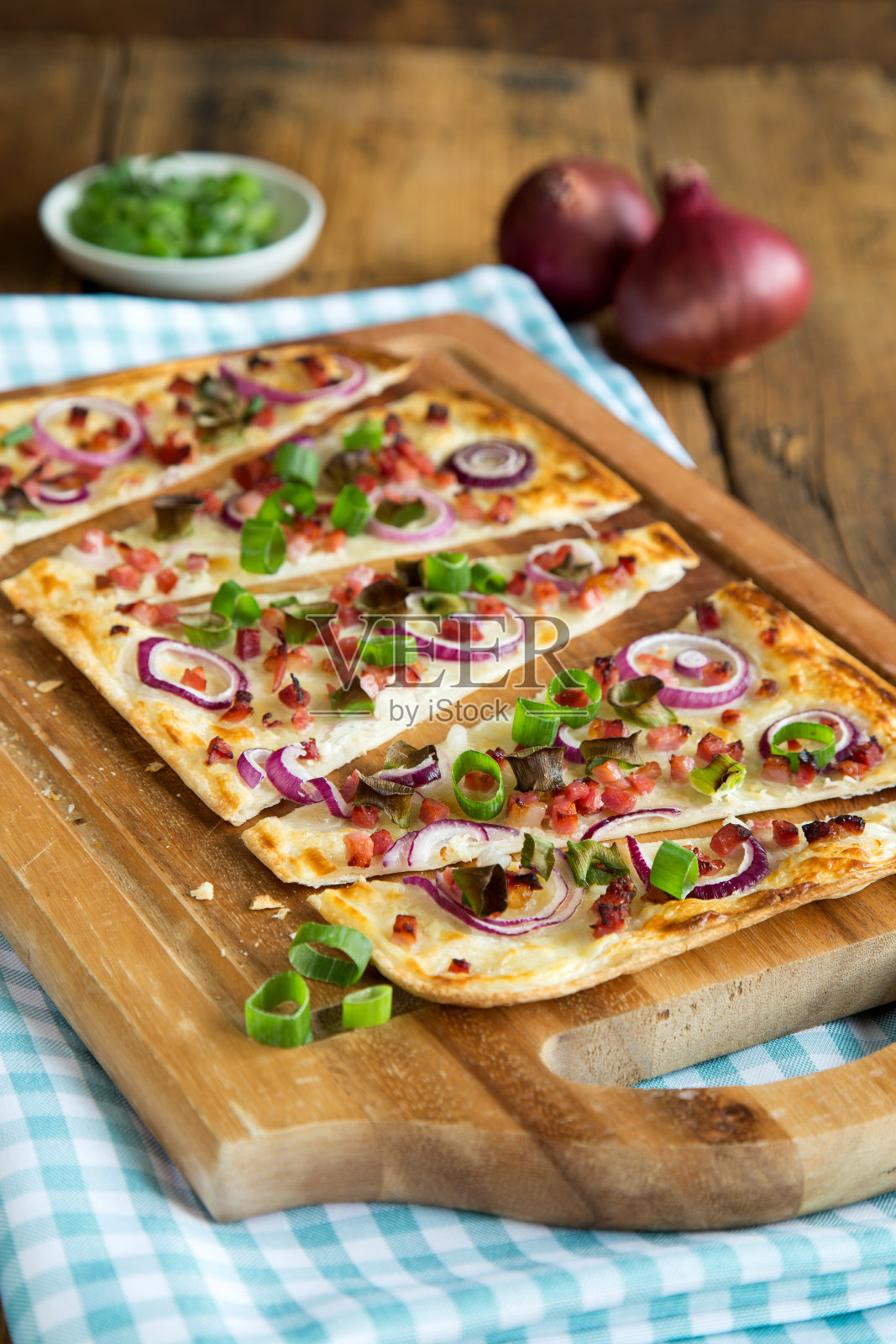 在砧板上放上火焰状的馅饼照片摄影图片