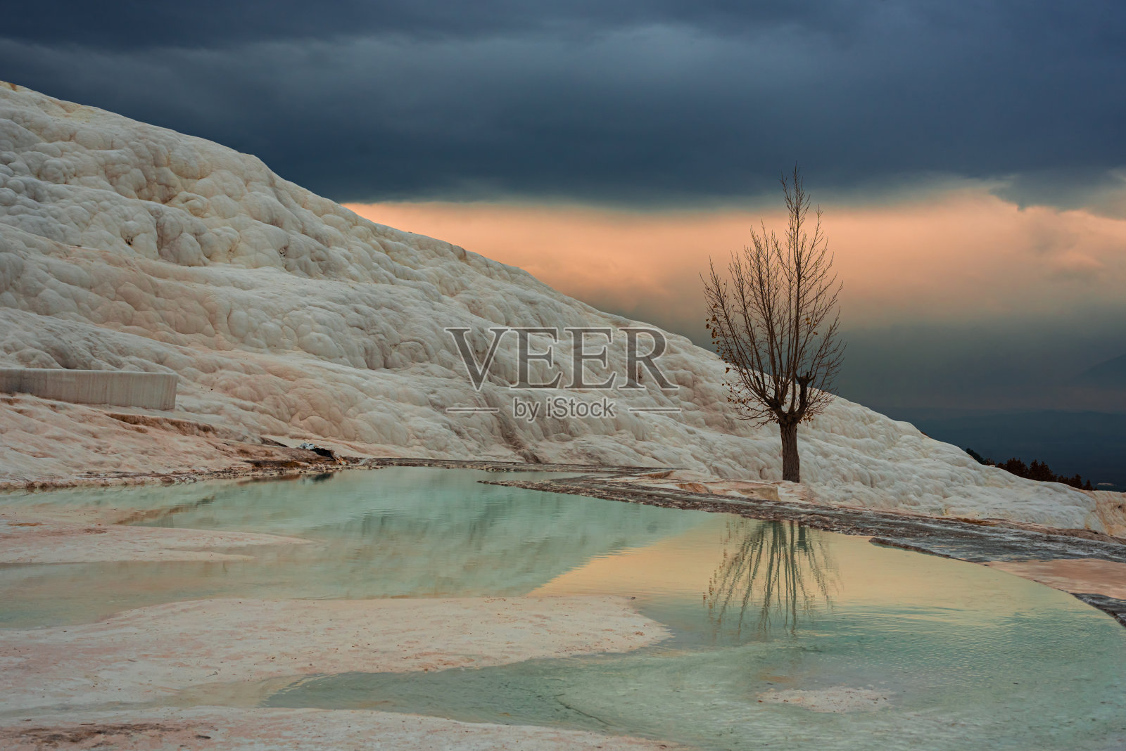 在冬天，Pamukkale的石灰华。土耳其著名的白色温泉浴，健康清澈的水照片摄影图片