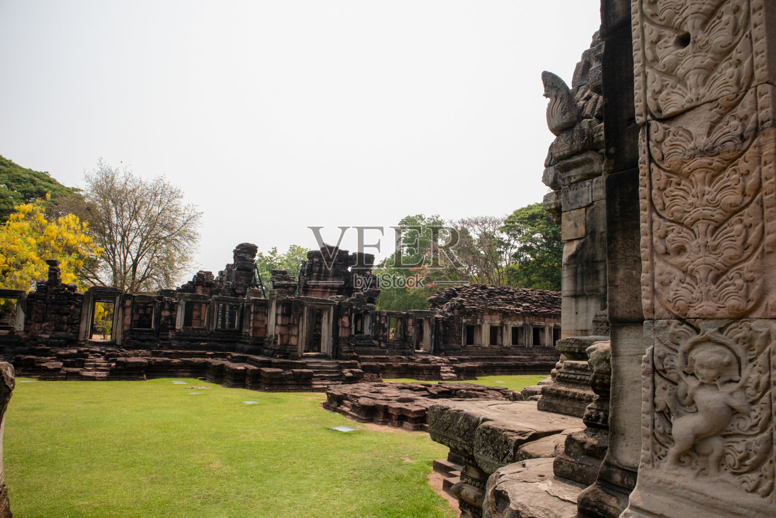 那空叻差玛，披麦区历史公园里的古老披麦石城堡照片摄影图片
