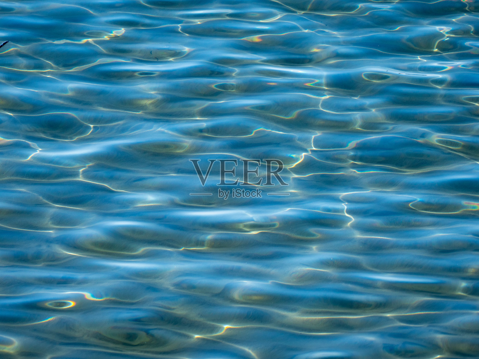 意大利奥格里亚斯特罗码头海湾的水面。照片摄影图片