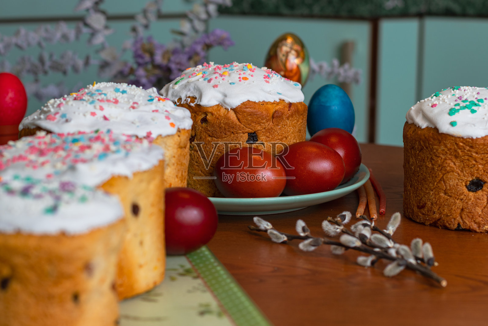 餐桌上优雅的复活节蛋糕照片摄影图片