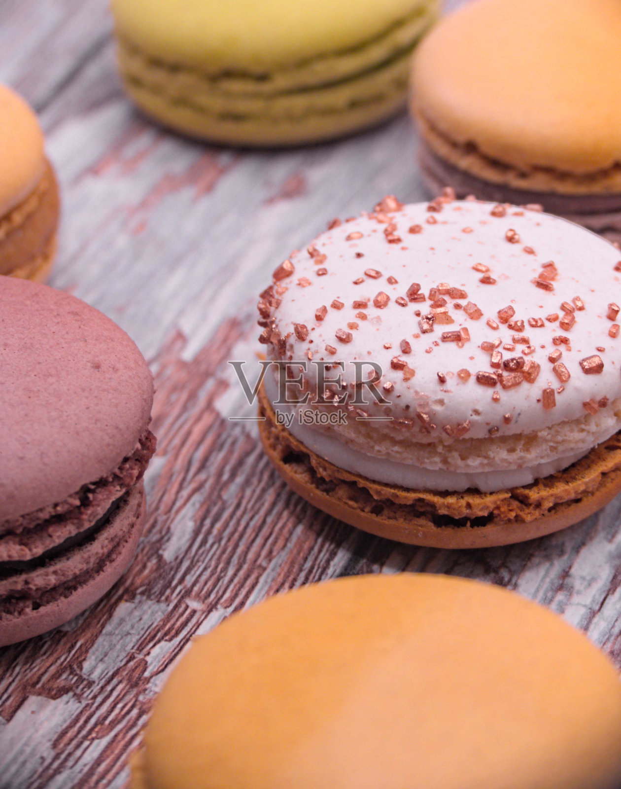 木板上的一套马卡龙照片摄影图片