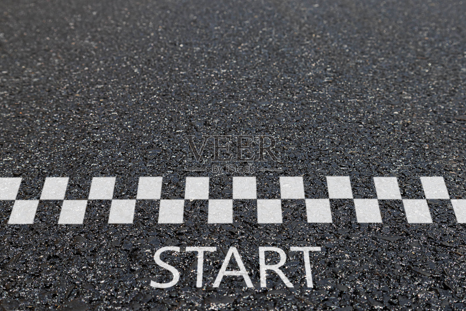 柏油路用白色起始线标记，混凝土路面，纹理。图案与颗粒结构，grunge石背景。照片摄影图片