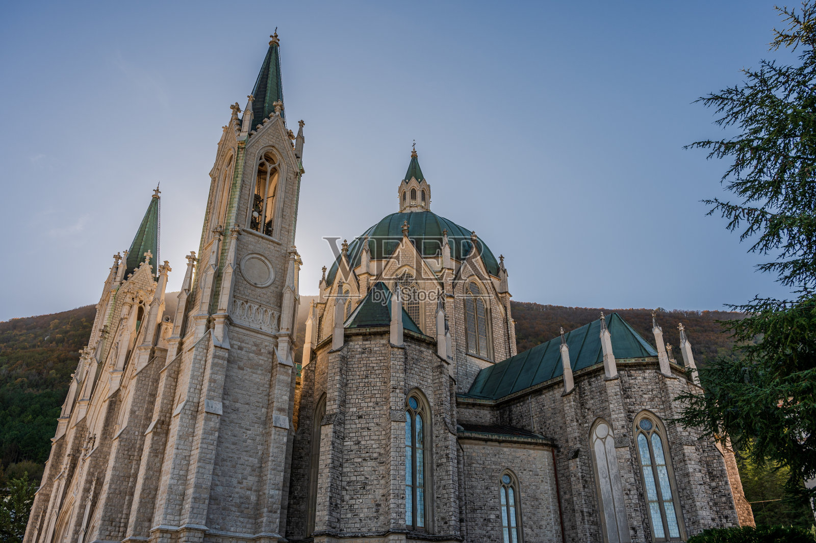 Castelpetroso, Isernia, Molise。阿多罗拉塔圣母的圣所。照片摄影图片
