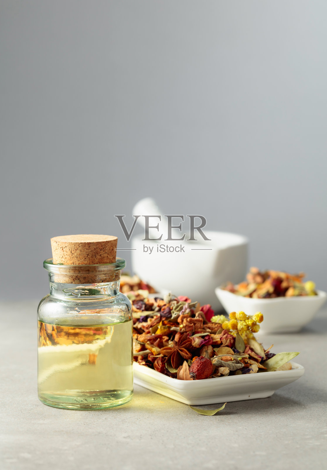 将精油或草药酊剂装入小瓶中