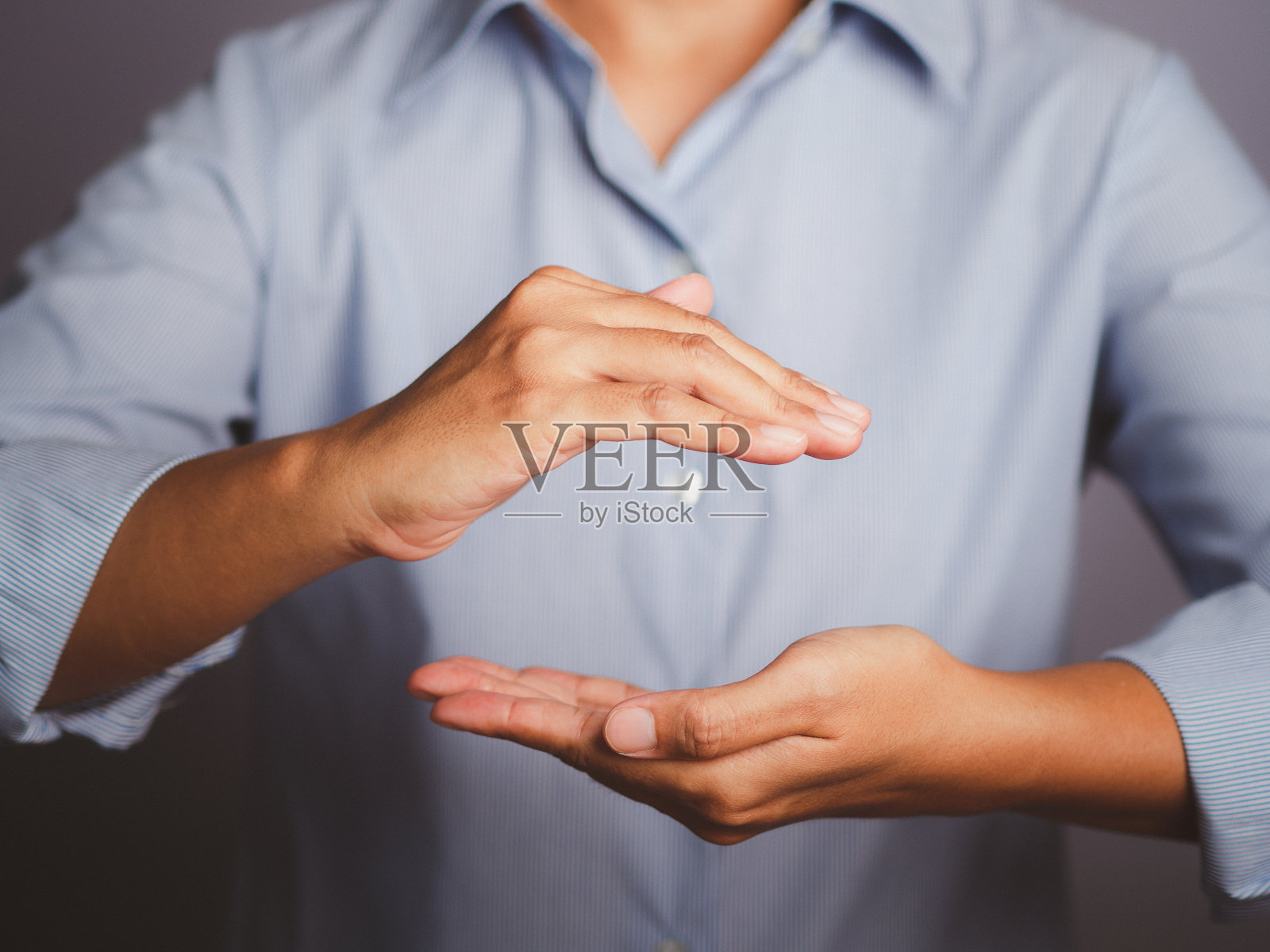 用手做圆圈来保护某物。照片摄影图片