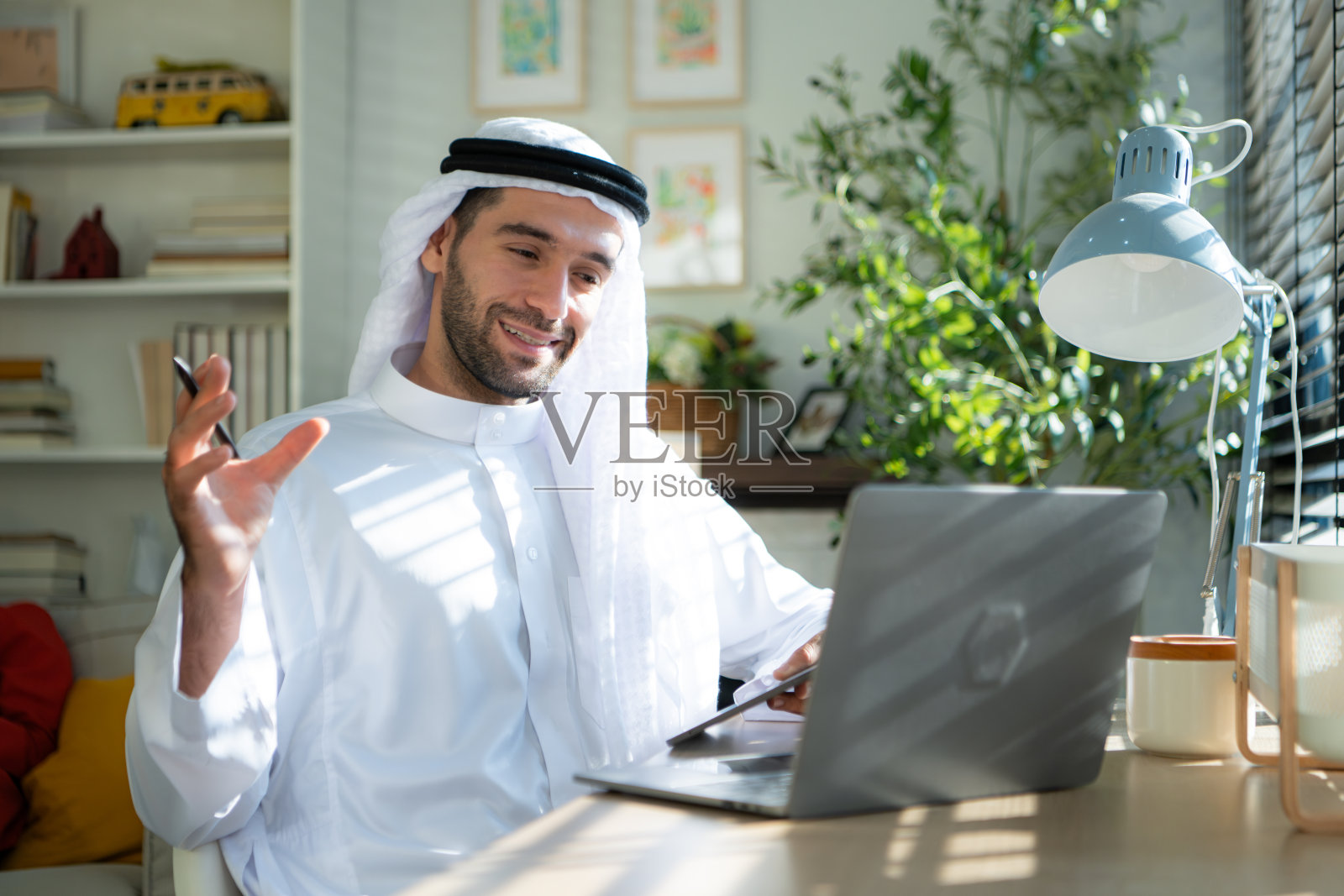 在家用笔记本电脑工作的年轻阿拉伯商人肖像照片摄影图片