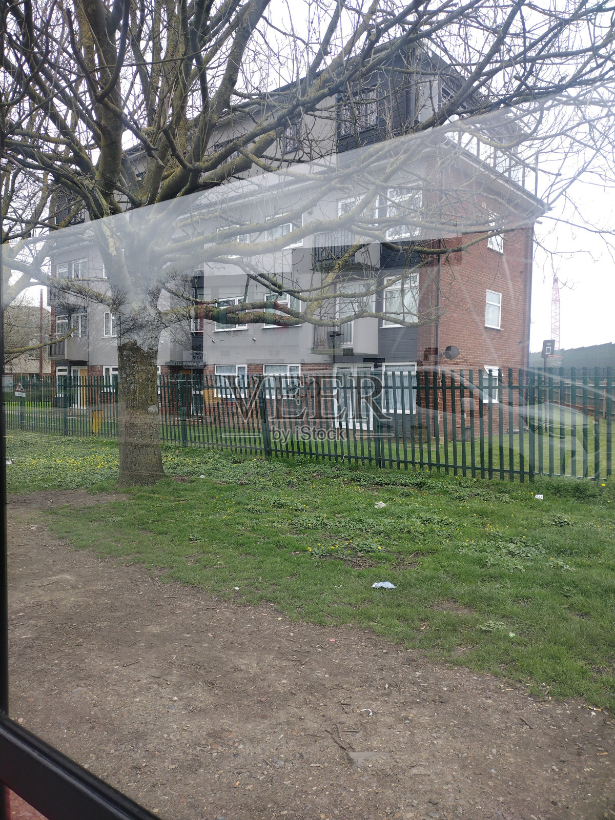 公交车站反射照片摄影图片