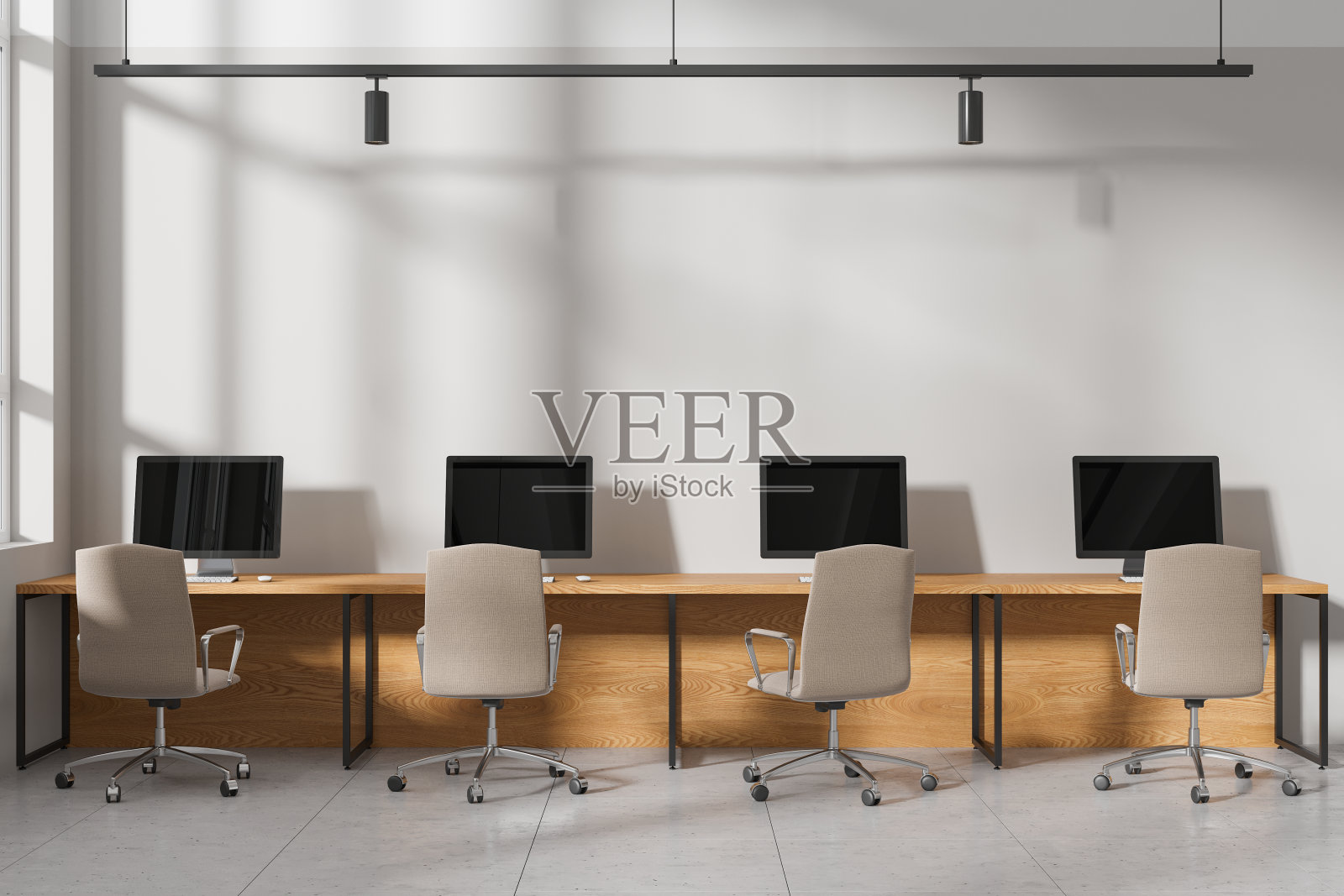 白色开放空间办公室，木制办公桌照片摄影图片