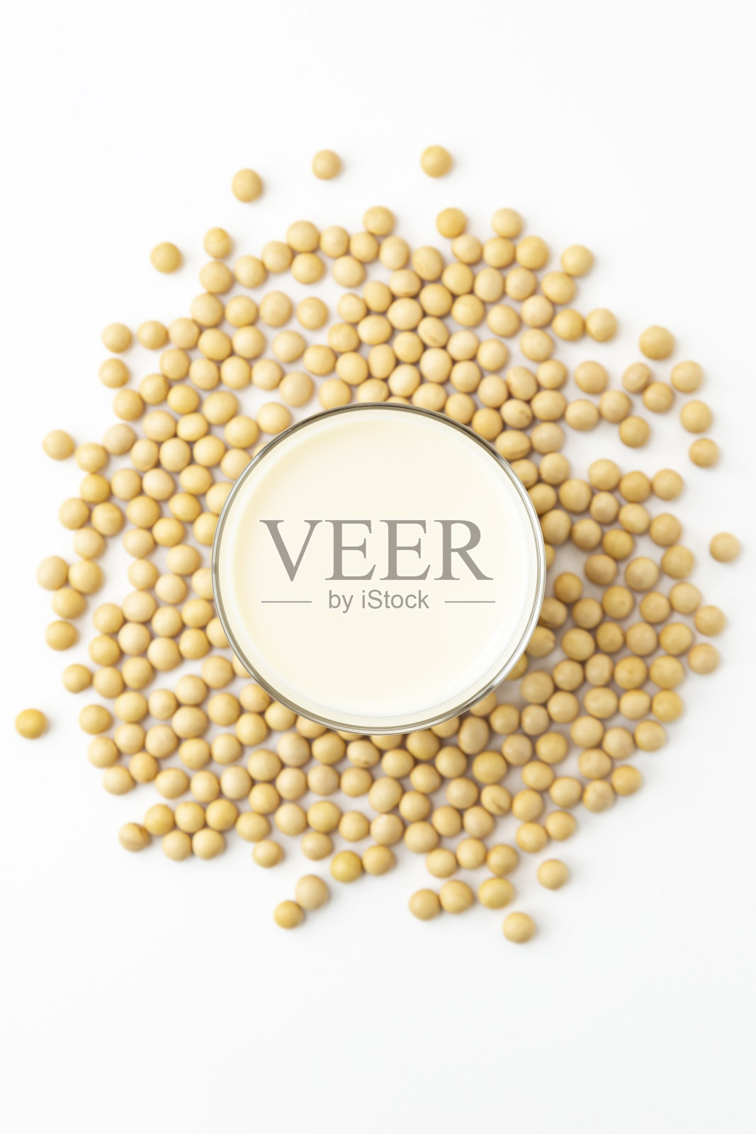 白底的豆浆和大豆。照片摄影图片