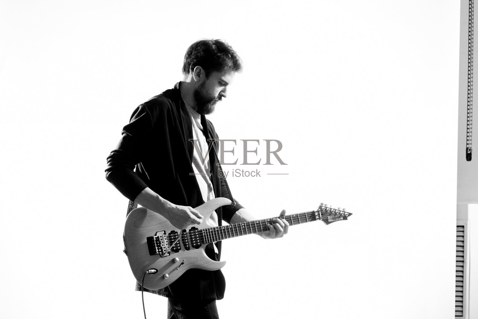 男音乐家与吉他摇滚明星表演娱乐节目照片摄影图片