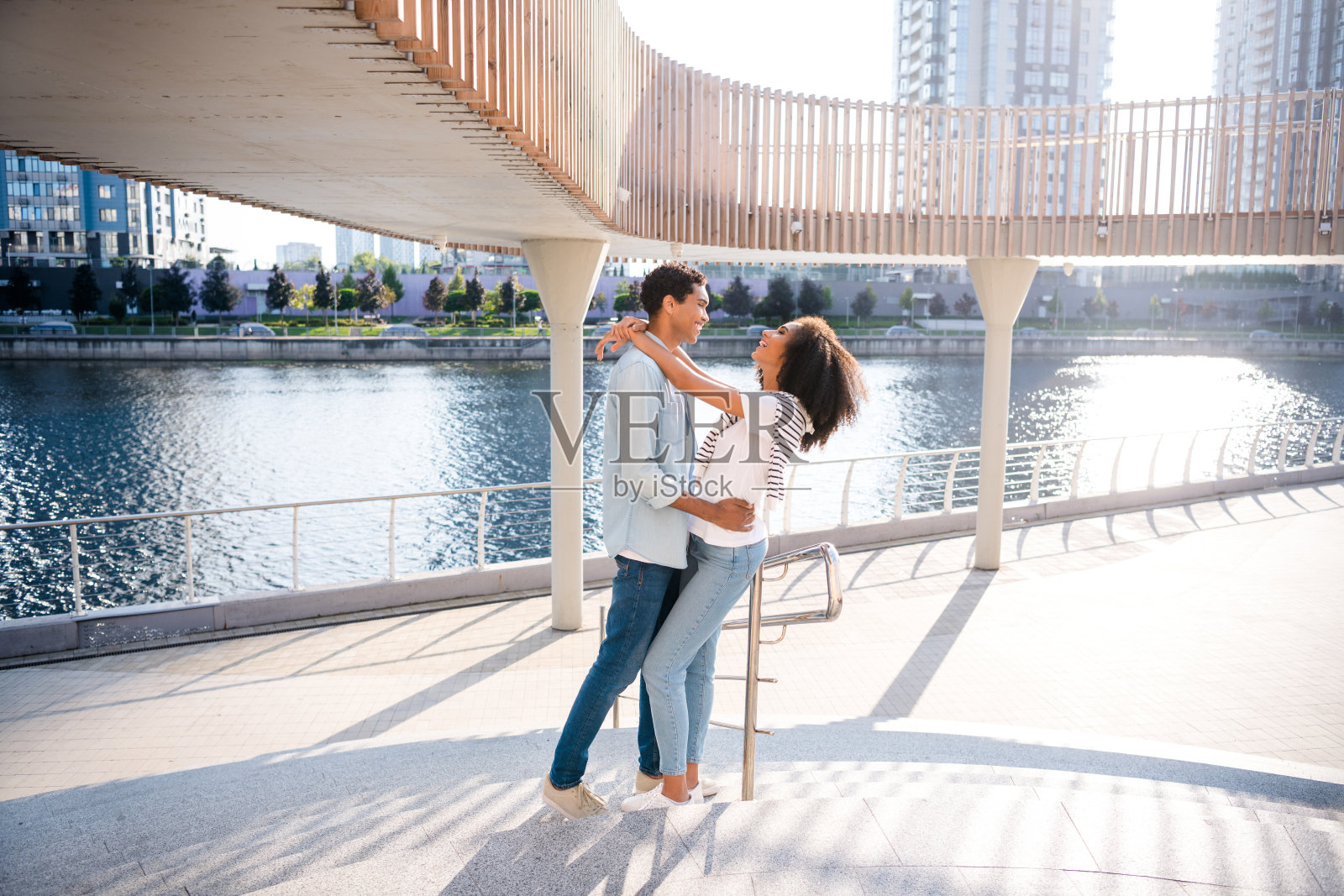 迷人的快乐的夫妇庆祝周年纪念日灵魂伴侣的照片，在夏天的户外以湖为背景照片摄影图片