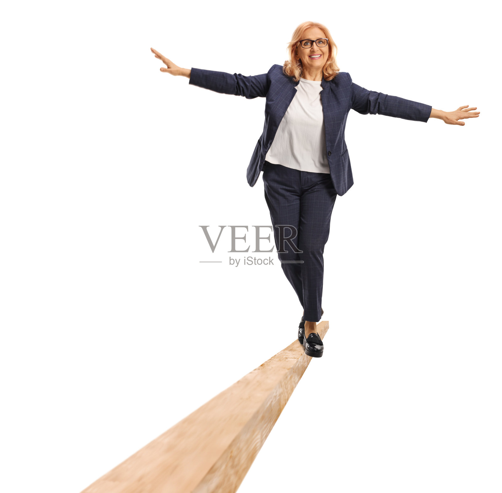 一幅中年妇女在木梁上行走的全身画像照片摄影图片