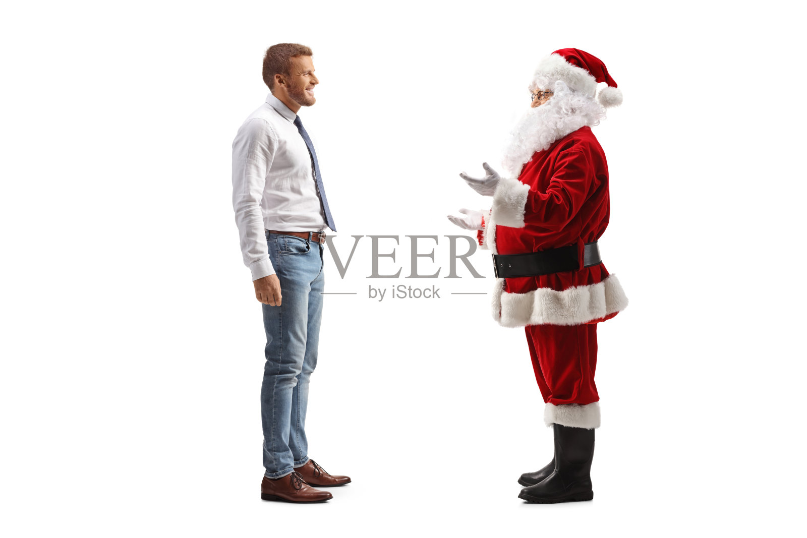 圣诞老人正在和一个穿衬衫和牛仔裤的男人谈话照片摄影图片