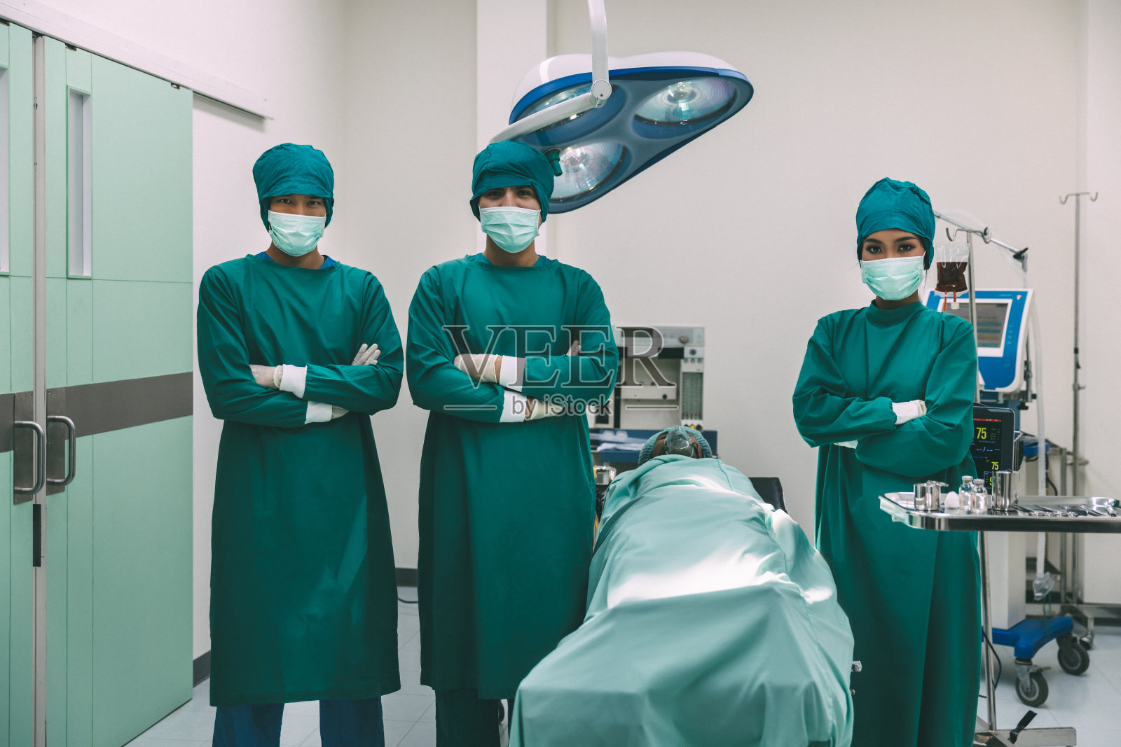 亚洲医生、外科医生和护士团队在医院急诊室的医疗团队合作照片摄影图片