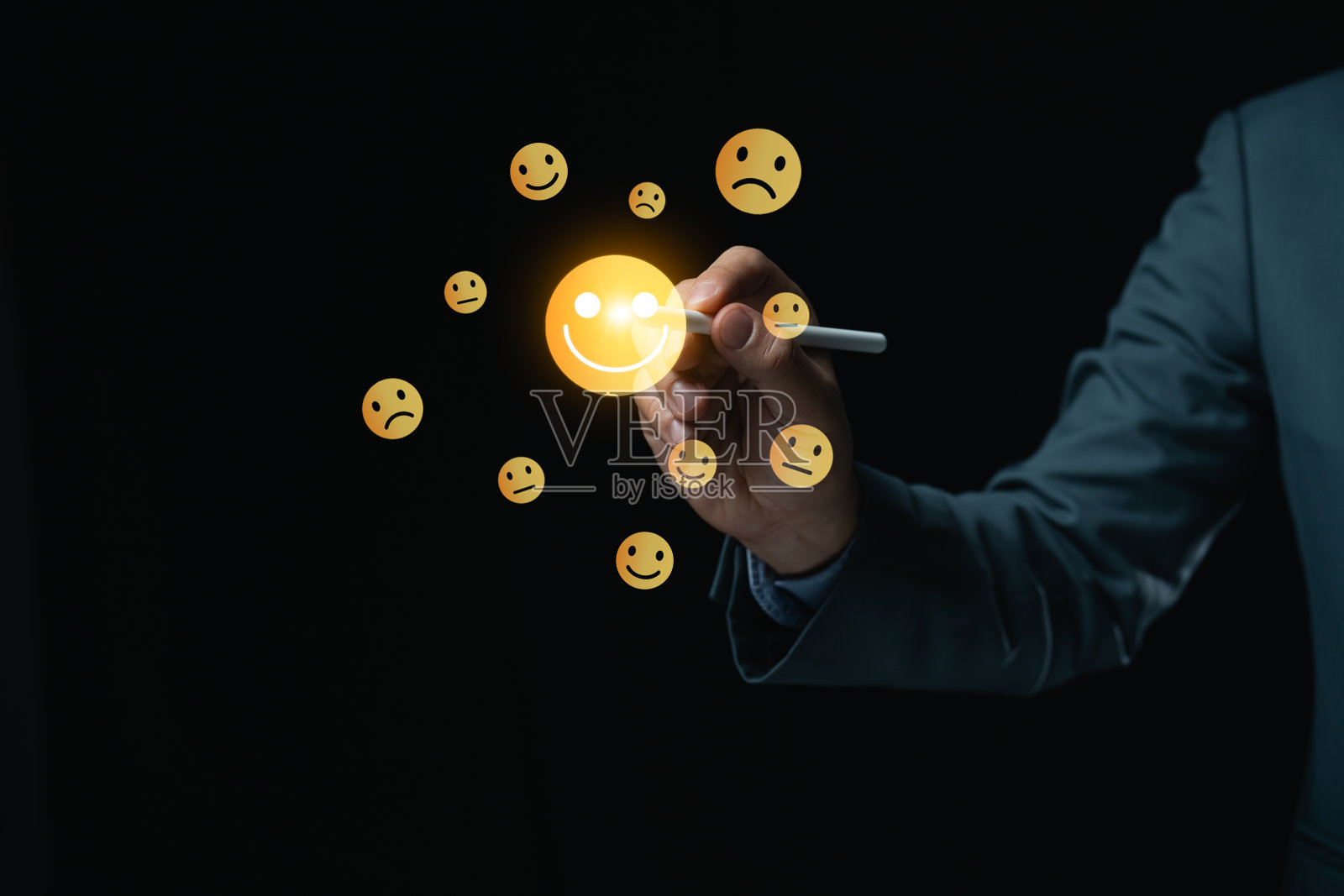 业务质量成就和卓越理念。商人用数码笔展示一个发光的微笑评级和奖励徽章，象征着高品质和卓越的商业。照片摄影图片