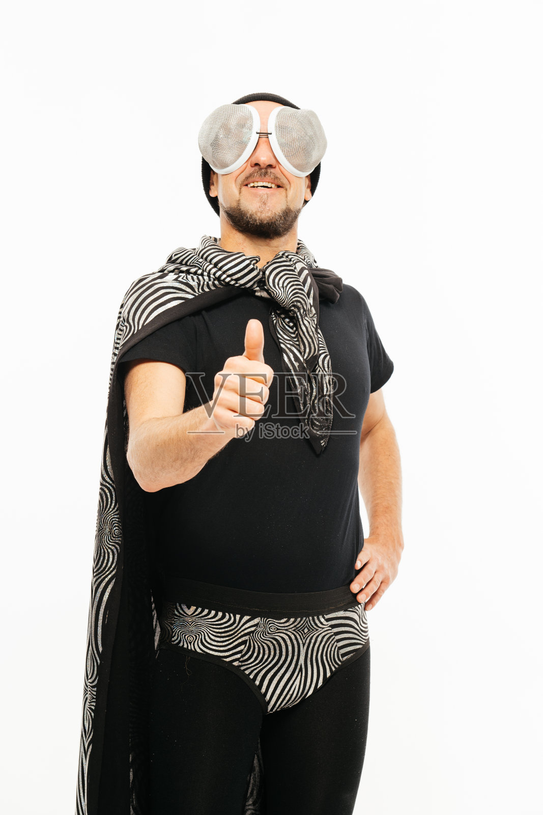 穿斗篷戴护目镜的人竖起大拇指照片摄影图片