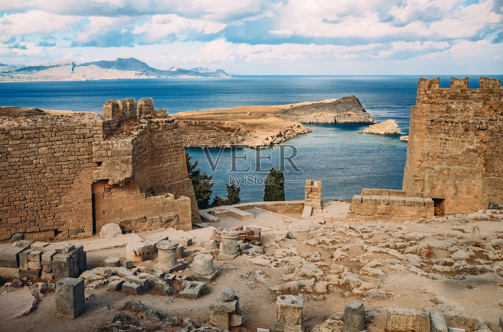 从卫城俯瞰林多斯湾的美景。照片摄影图片