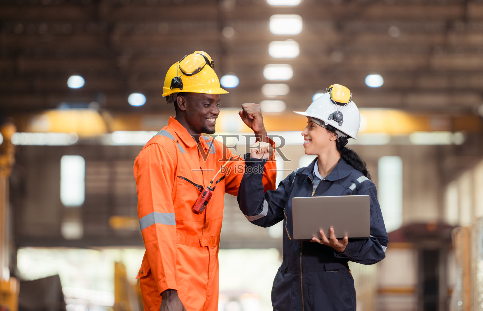 铁路技术人员和工程师在火车维修站检查火车，然后用来拖火车车厢接收或运输货物和人员。照片摄影图片