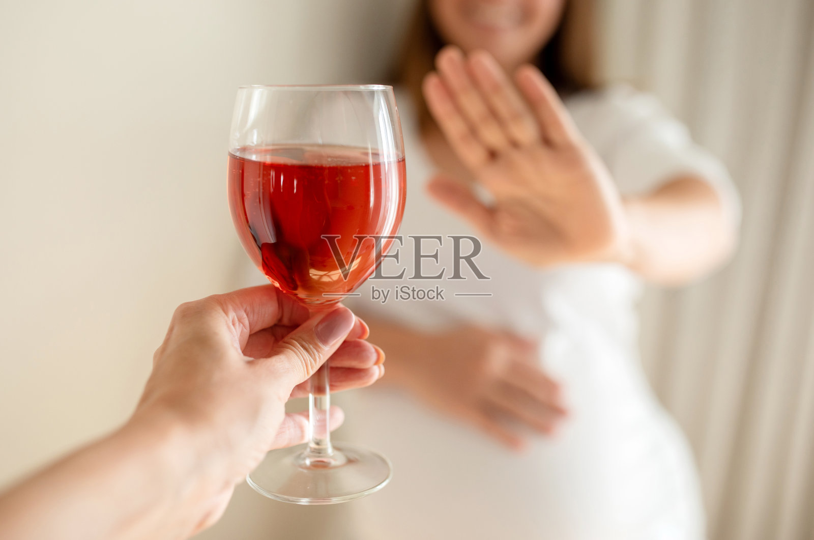 孕期禁止饮酒，年轻孕妇拒绝饮用葡萄酒照片摄影图片