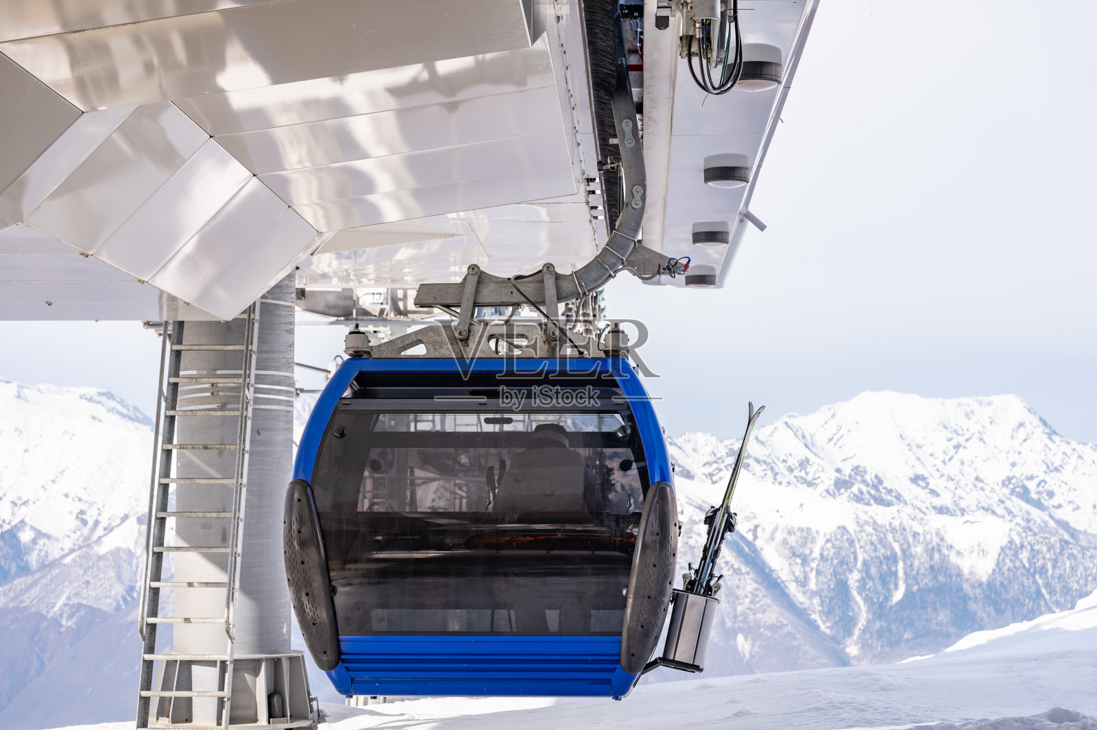 蓝天缆车小屋照片摄影图片