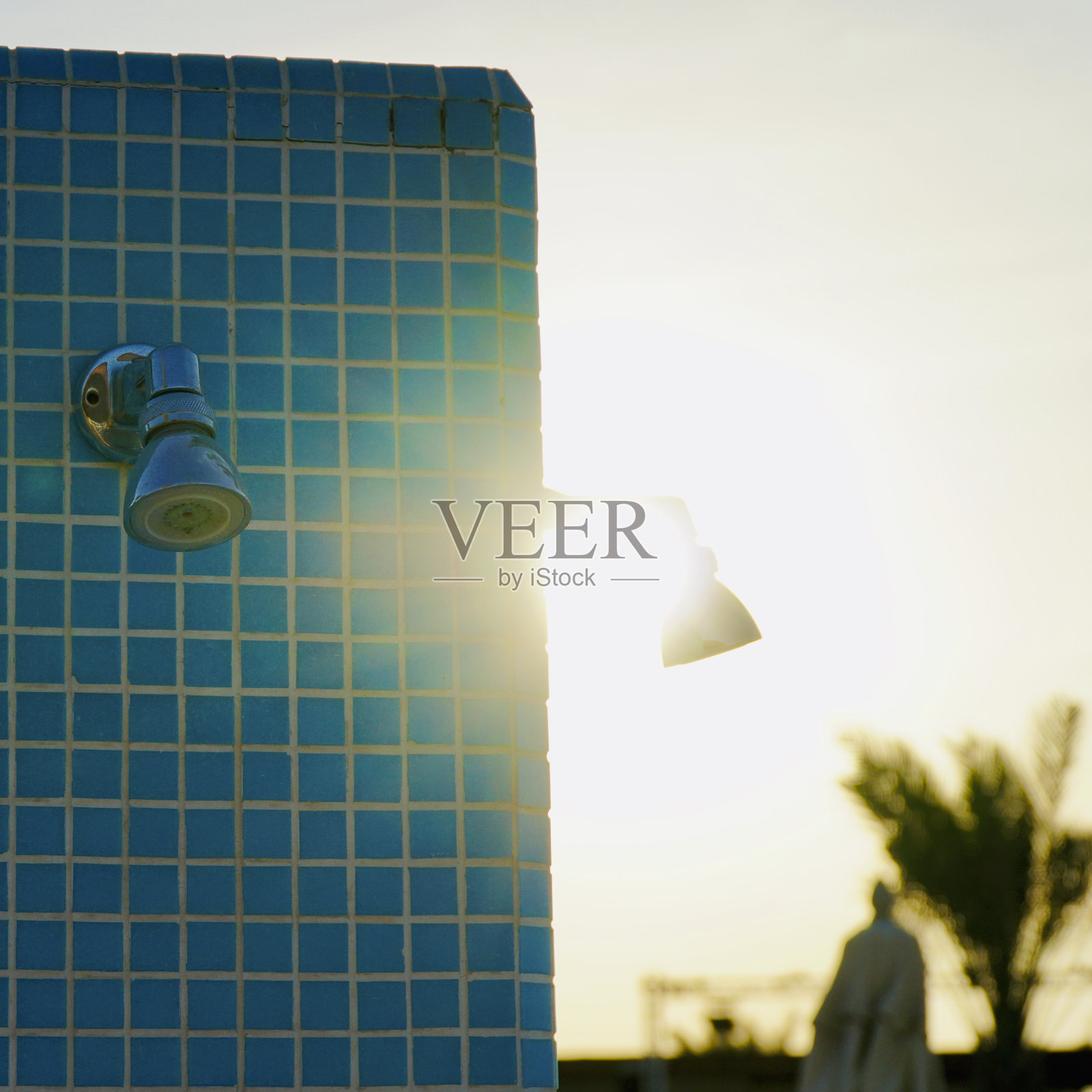 阳光下的瓷砖墙壁户外淋浴照片摄影图片