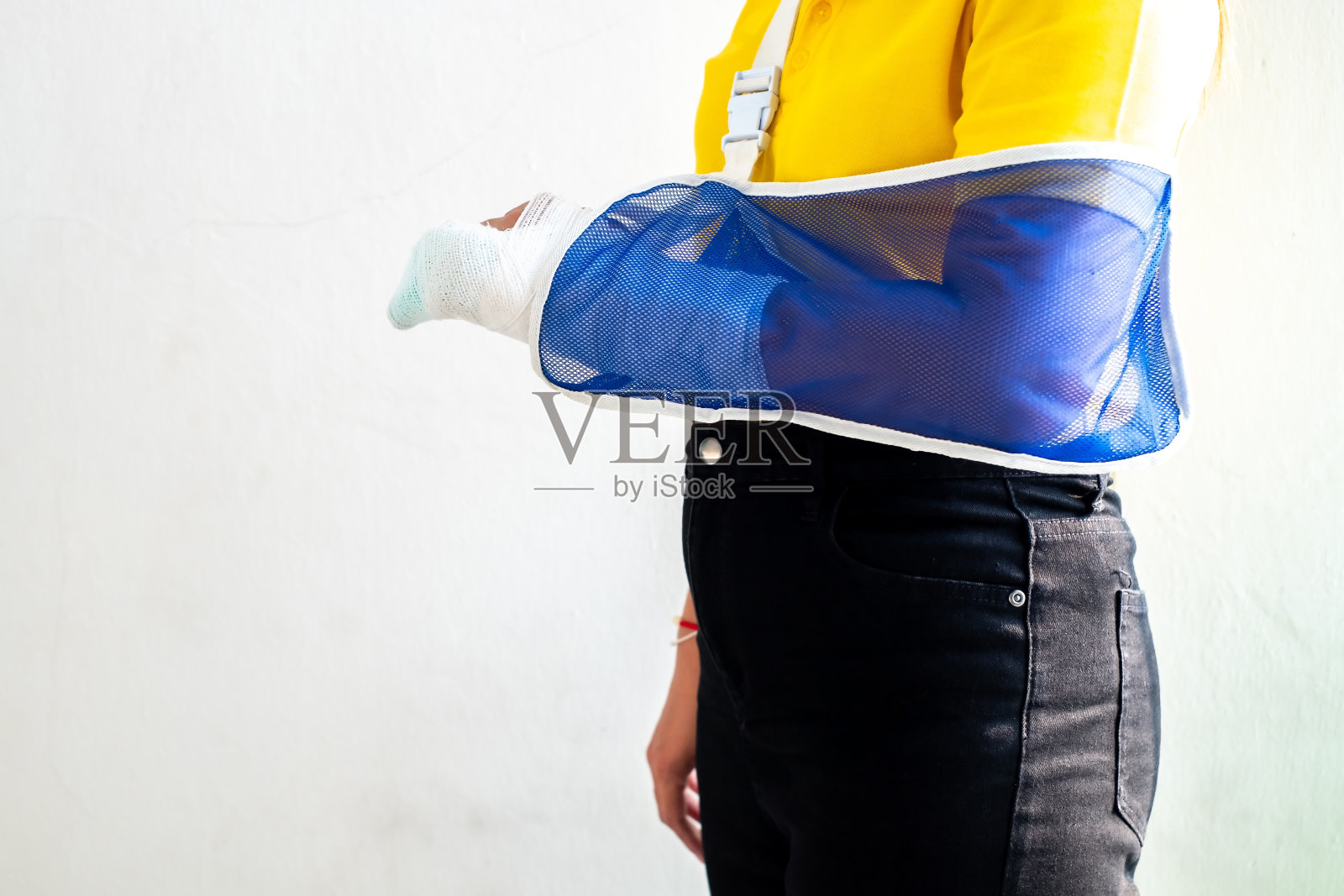 女人的手裹着白色的绷带，从事故，伤害，意外保险，软夹板上的手指，复制空间照片摄影图片