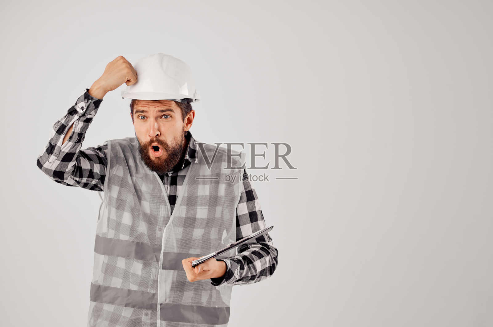 工程师在一个灰色的背心建筑设计工作室工作照片摄影图片