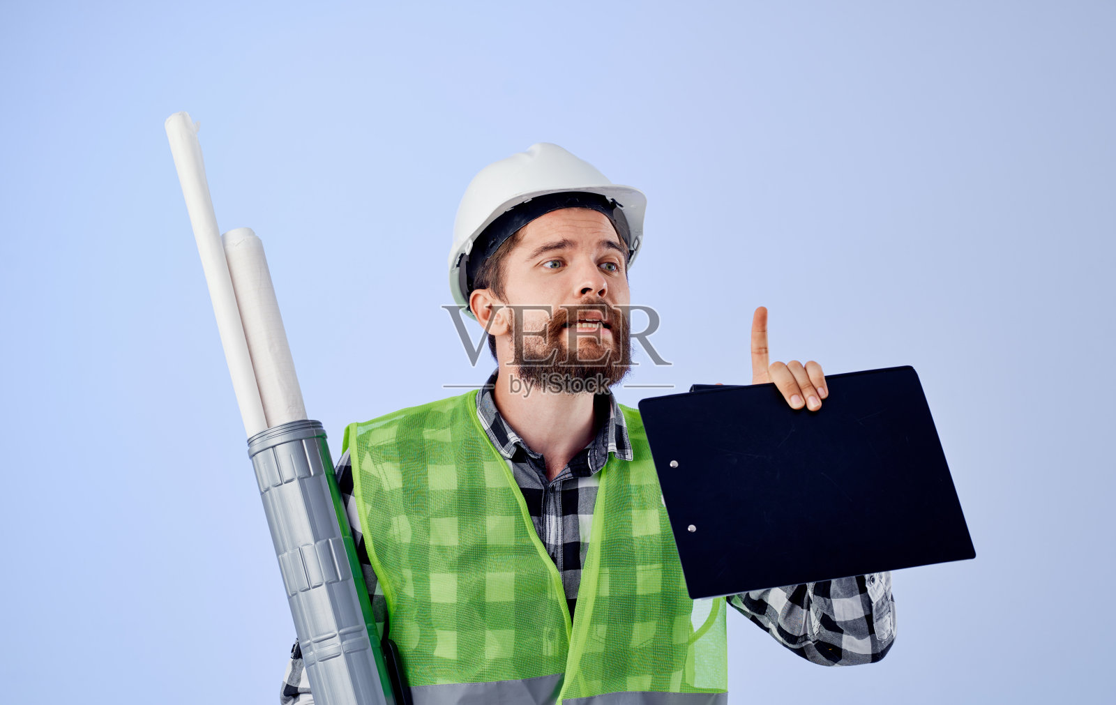 男建筑师穿着绿色背心白色蓝图工程师职业照片摄影图片