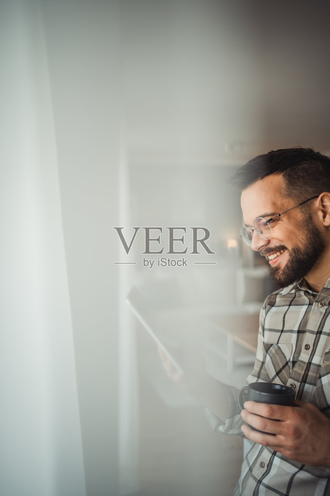 一个在家快乐的年轻人的画像照片摄影图片