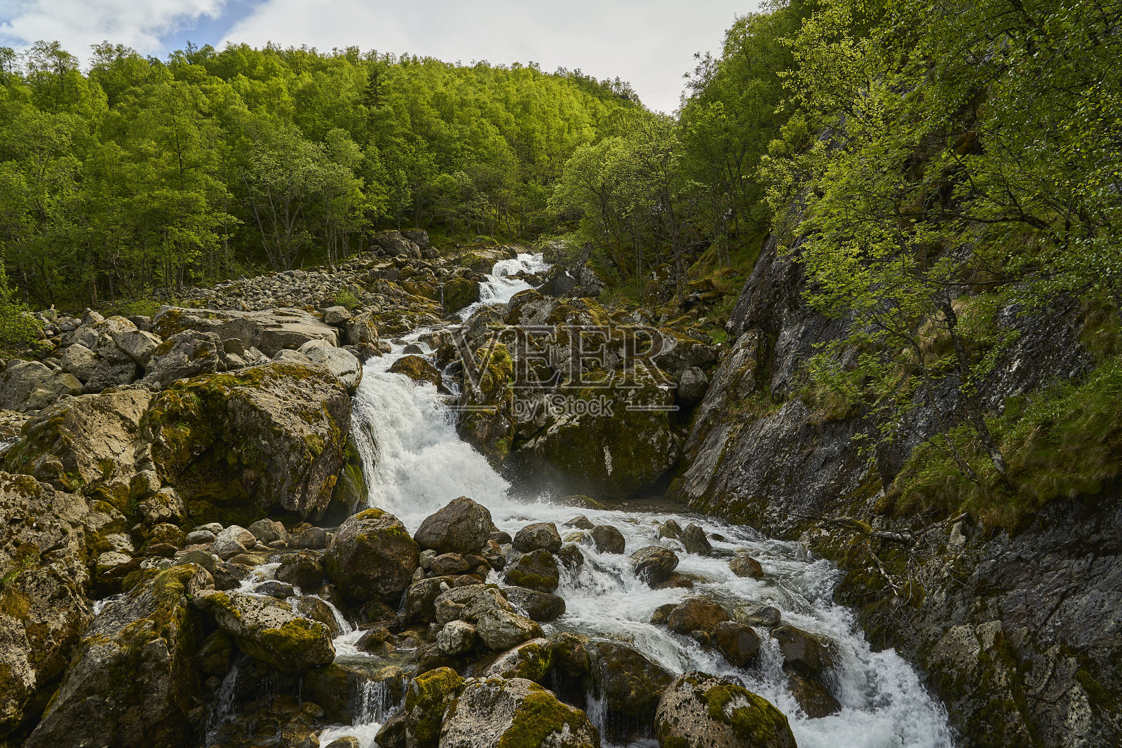 徒步前往美丽的Bondhus Vatnet湖。照片摄影图片