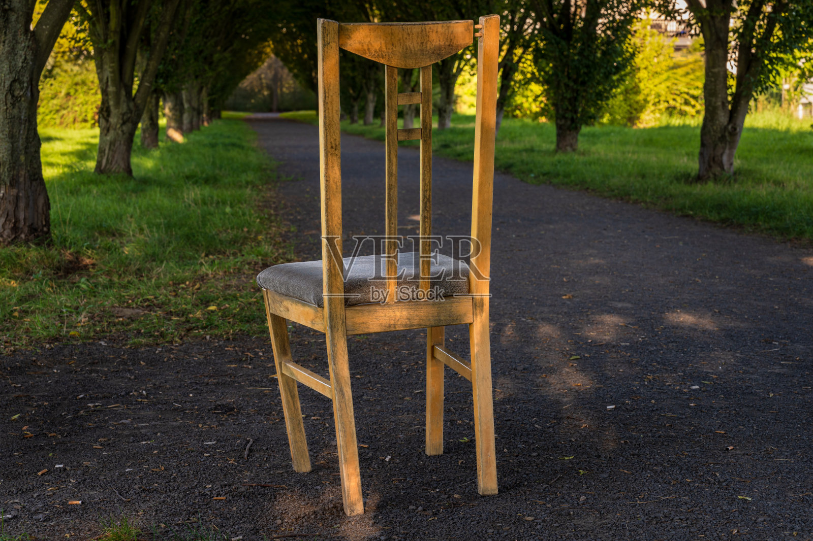 放在人行道上的厨房椅子照片摄影图片