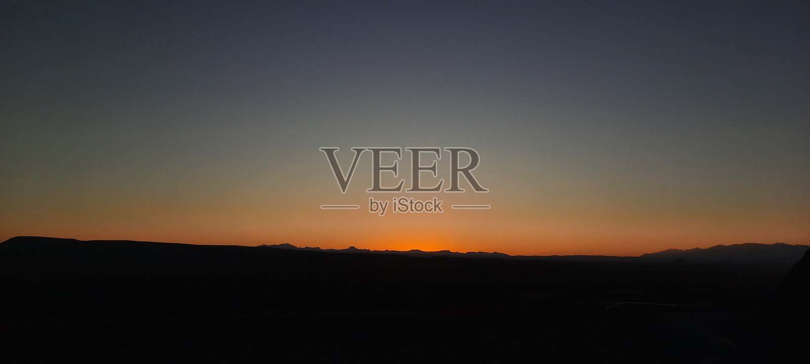 夕阳下金色的天空照片摄影图片