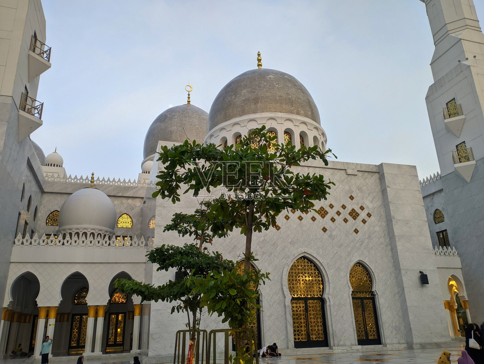 谢赫扎耶德大清真寺，Solo。这座清真寺建筑宏伟而美丽。照片摄影图片