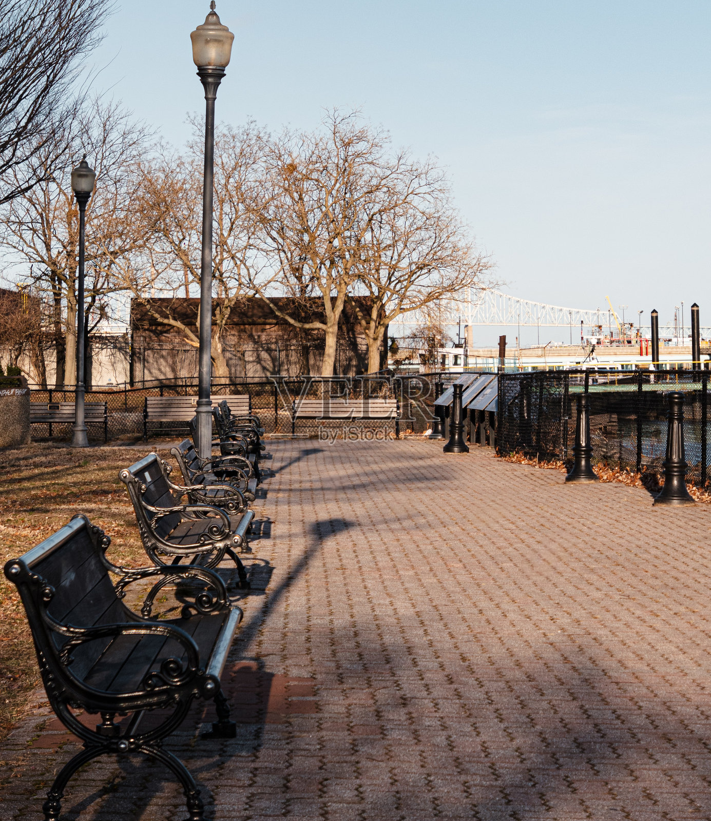 滨水长凳景观照片摄影图片