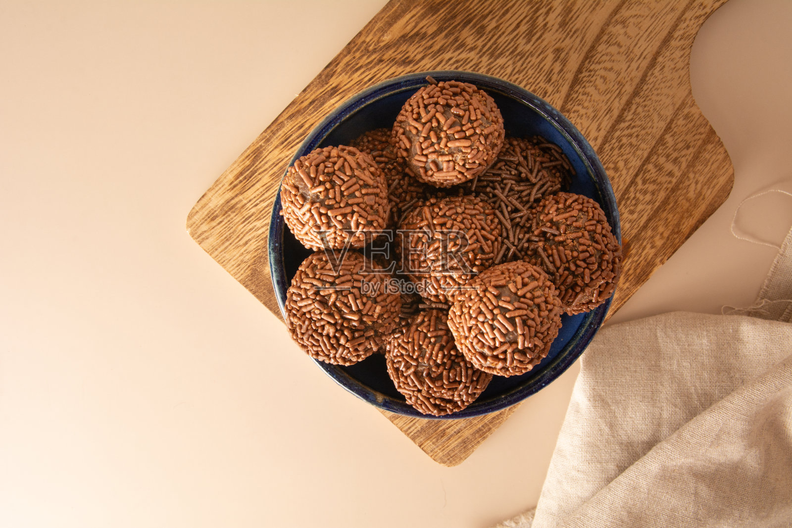 巧克力松露球Brigadeiro巴西糖果和巧克力片鸟瞰图米色背景照片摄影图片