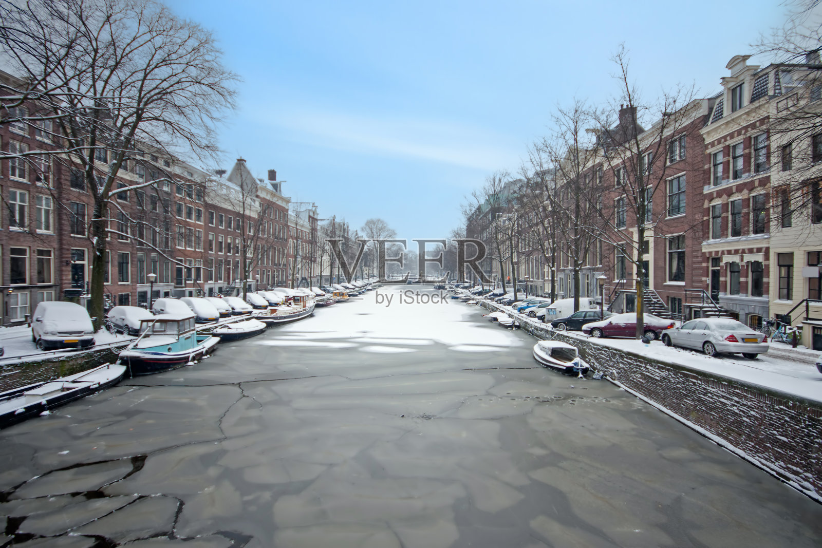 冬天，荷兰的阿姆斯特丹下雪了照片摄影图片