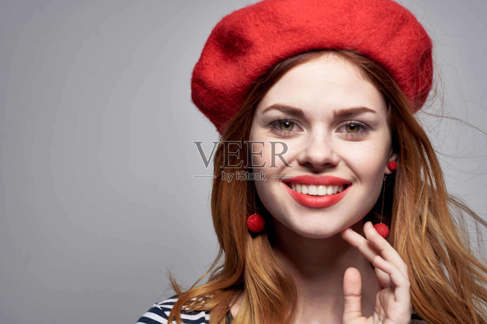 漂亮的女人戴着红帽子化妆法国欧洲时尚摆姿势夏天照片摄影图片