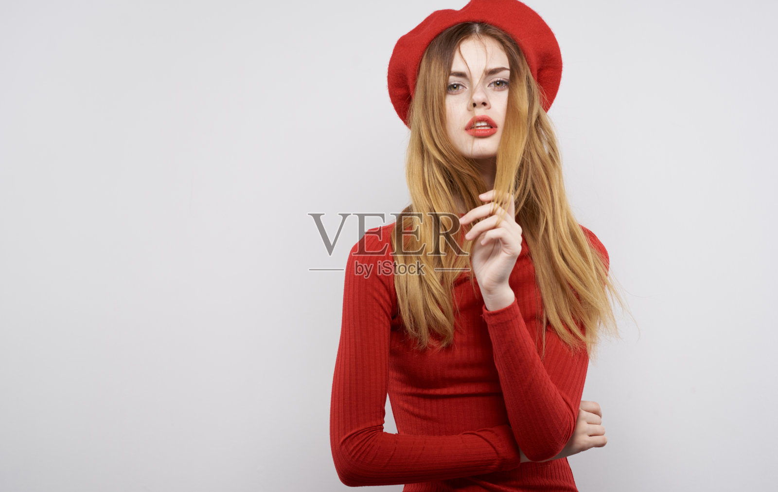 美丽的女人穿着迷人的红色连衣裙，化妆乐趣，化妆奢侈照片摄影图片