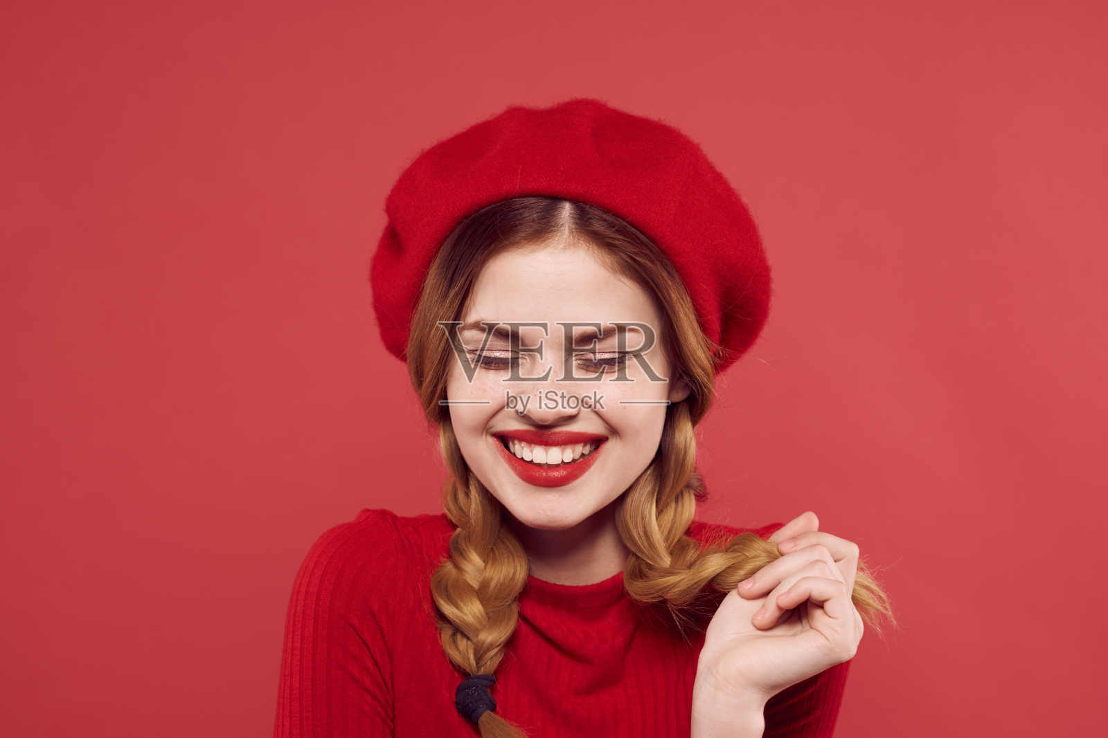 美丽的女人穿着红毛衣化妆，情感孤立的背景照片摄影图片