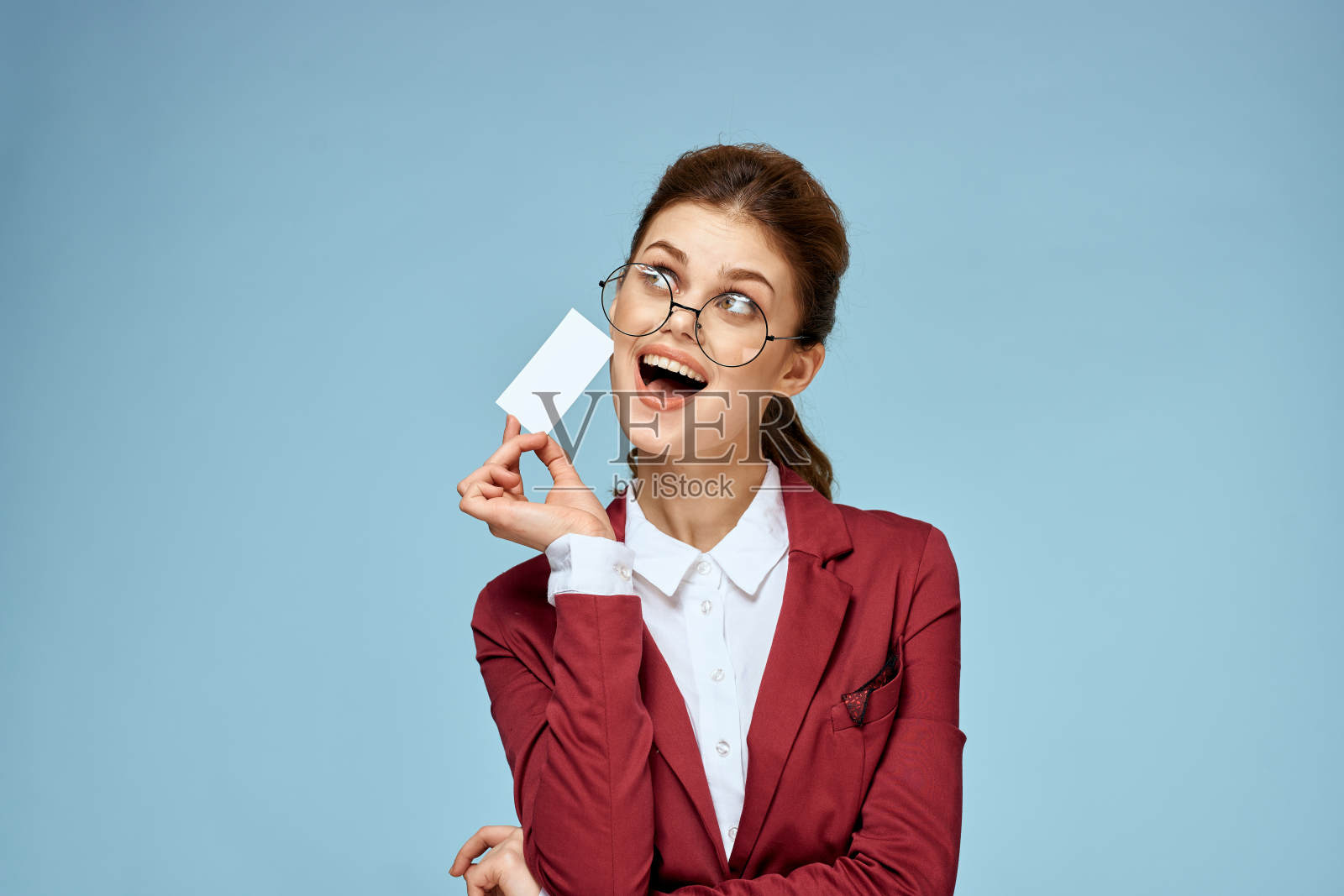 女商人红夹克蓝色背景的官方名片照片摄影图片
