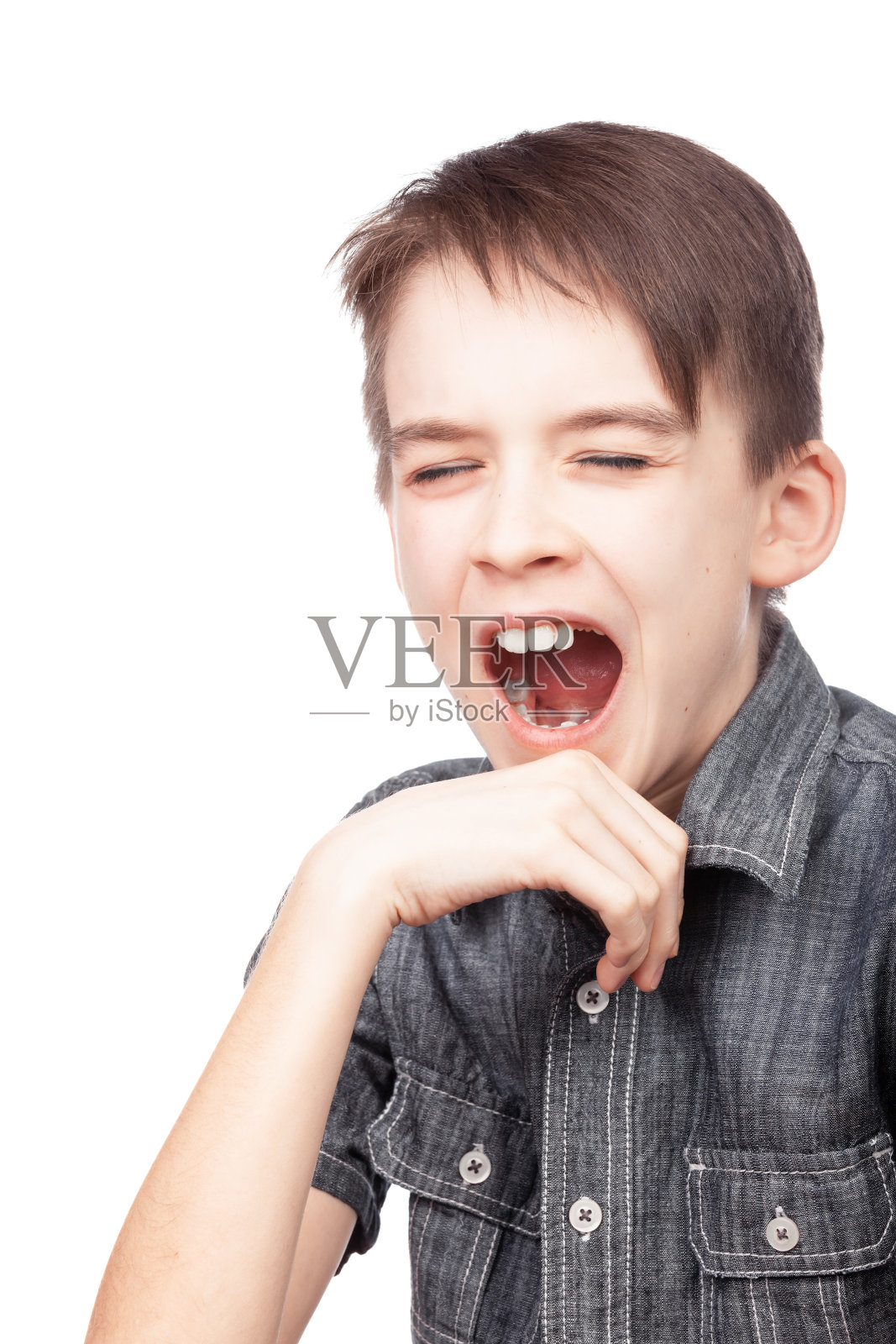 小男孩打哈欠照片摄影图片