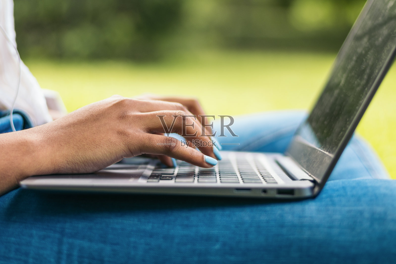 大学生在校园里用笔记本电脑工作照片摄影图片