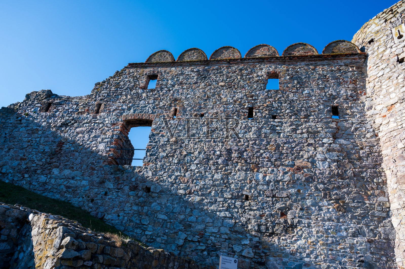 布拉迪斯拉发Devín城堡的一部分。照片摄影图片