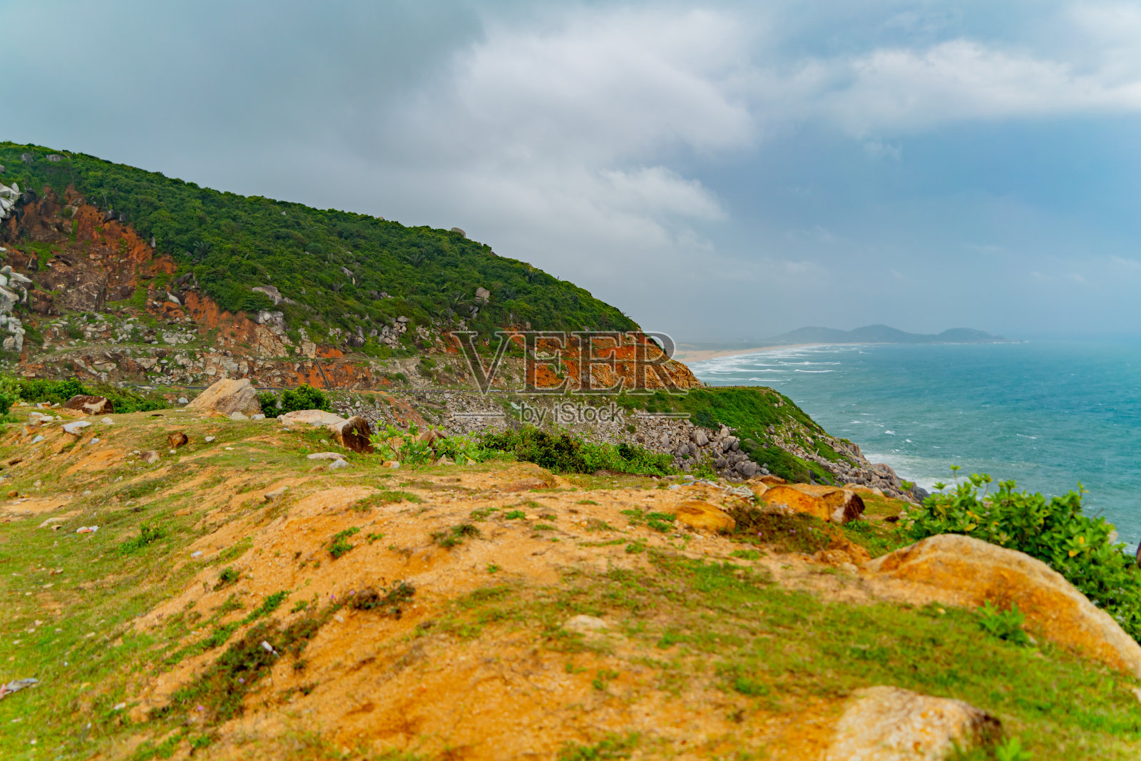 山里的一条路。照片摄影图片