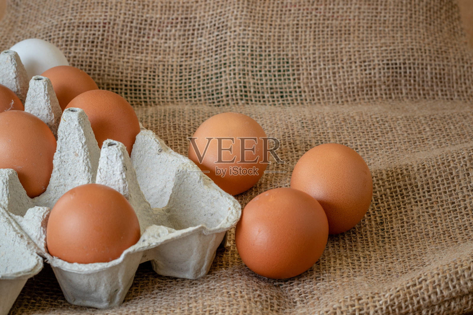 新鲜的鸡蛋放在纸盘上放在桌子上，选择性集中照片摄影图片