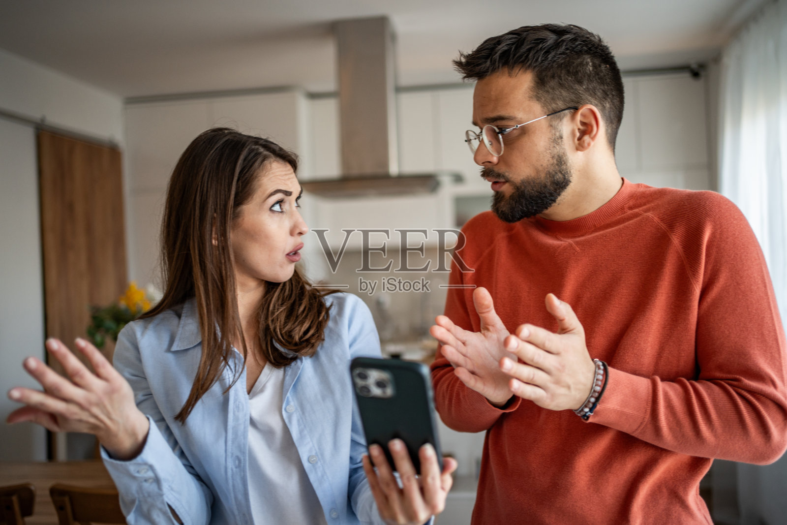 情侣因社交媒体信息争吵照片摄影图片